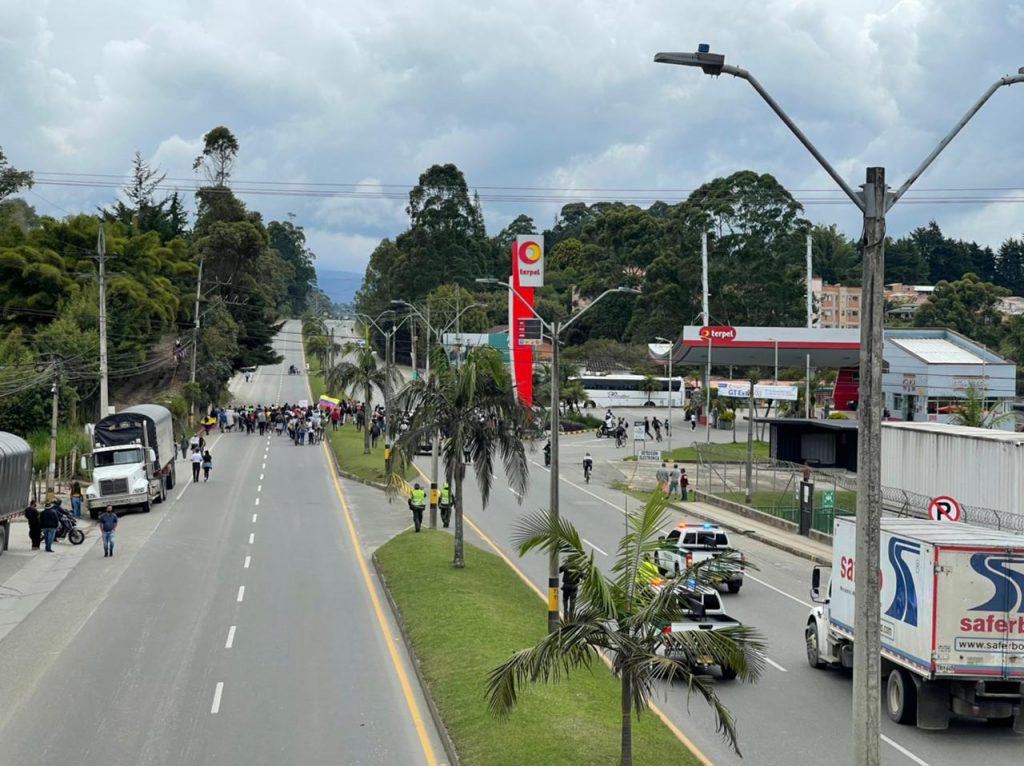 Autopista Medellín Bogotá Sigue Cerrada En Municipio De El Santuario 6104