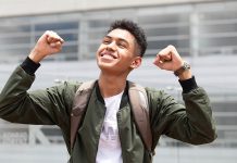 Foto joven estudiante beneficiado con beca en Colombia