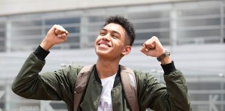 Foto joven estudiante beneficiado con beca en Colombia