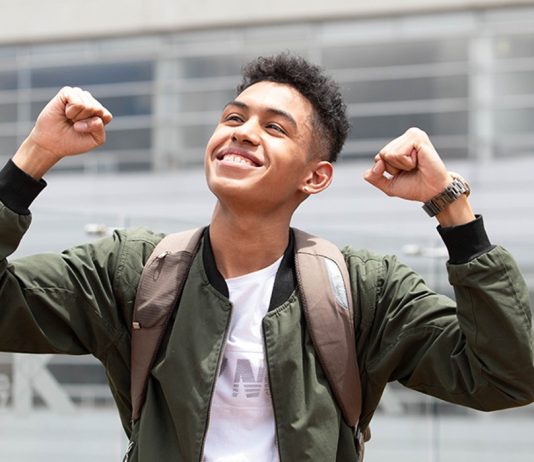 Foto joven estudiante beneficiado con beca en Colombia