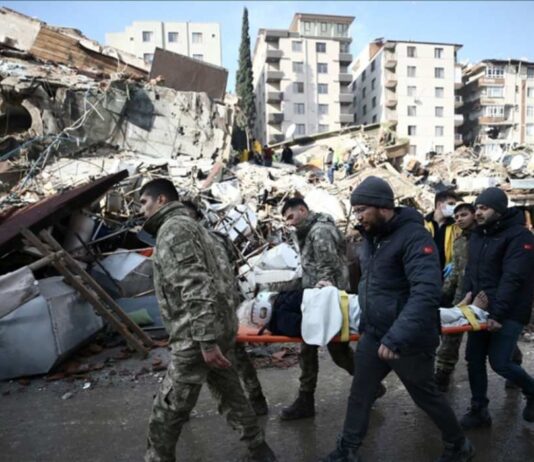 Asciende a casi 5.000 personas fallecidas entre Turquía y Siria por terremotos; declaran estado de emergencia