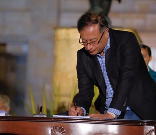 Gustavo Petro, presidente de Colombia, firma el Plan Nacional de Desarrollo