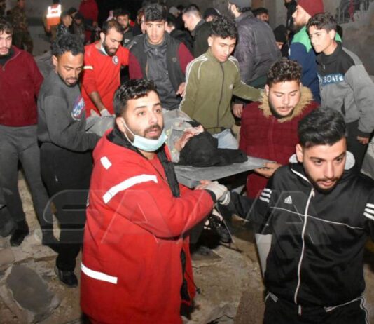 Víctimas del terremoto entre Turquía y Siria ascienden a casi 1.800 personas.