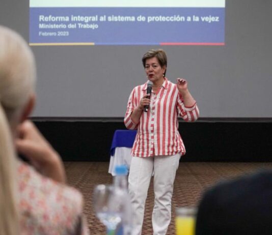 Gloria Inés Ramírez ministra de Trabajo entrega borrador de reforma pensional