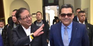 Gustavo Petro, presidente de Colombia, y Jaime Dussán, presidente de Colpensiones, caminan por los pasillos del Congreso.