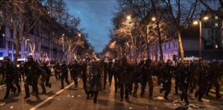 Más de 400 detenidos en Francia por protestas en contra de la reforma pensional