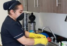 Trabajadora doméstica realiza sus labores del hogar