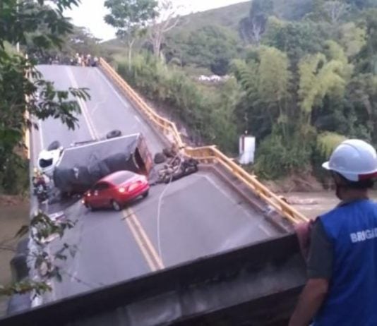 Caída del puente La Vieja, entre Valle del Cauca y Quindío
