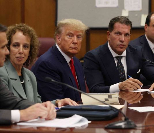 Donald Trump durante la audiencia donde se le leyeron los 34 cargos por los que se le acusa.