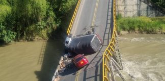 Puente que se cayó sobre el río La Vieja, entre el Valle del Cauca y Quindío