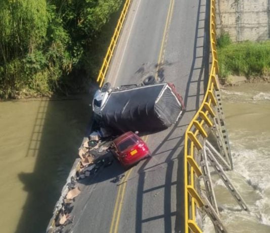 Puente que se cayó sobre el río La Vieja, entre el Valle del Cauca y Quindío