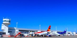 Imagen de aviones en un aeropuerto de Colombia