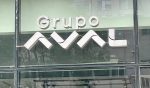 Logo del Grupo Aval en una oficina de Bogotá