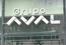 Logo del Grupo Aval en una oficina de Bogotá