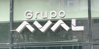 Logo del Grupo Aval en una oficina de Bogotá