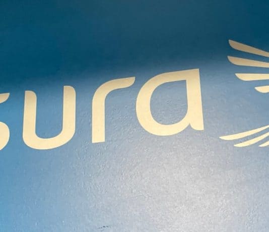 Logo del Grupo Sura en una oficina de Bogotá