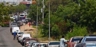 Filas en gasolineras por escasez de gasolina en Venezuela