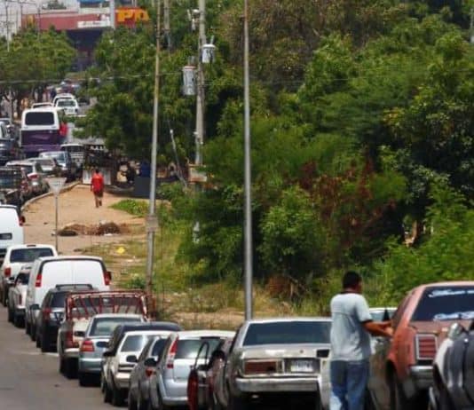 Filas en gasolineras por escasez de gasolina en Venezuela