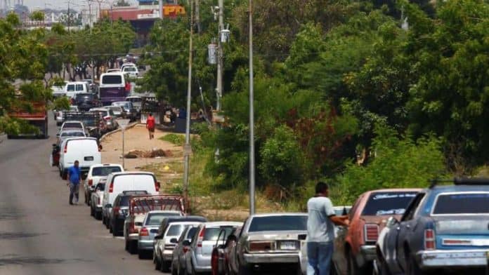 Filas en gasolineras por escasez de gasolina en Venezuela