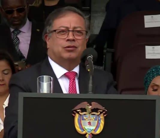 Gustavo Petro en un evento en la Escuela de Caballería de Colombia