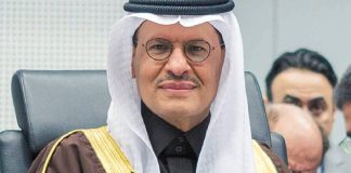 El ministro de Energía saudí, Abdulaziz bin Salman, anunció la reducción de la producción de petróleo