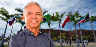 Ricardo Bonilla y banderas de los países BRICS