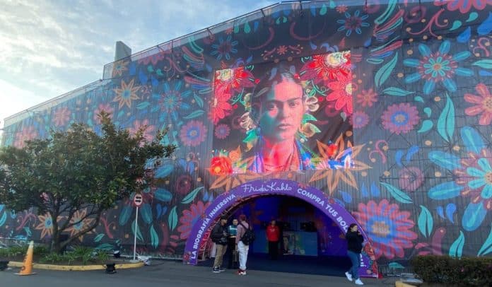 La exposición inmersiva de Frida Kahlo_ viaje sensorial en Bogotá
