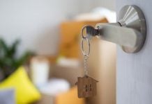 La adquisición de vivienda en el país se ha convertido en un reto importante para muchas personas. Por eso, ante la alta demanda de precios que hay en los diversos proyectos, muchos han optado buscar diversas alternativas para poder hacerse con su vivienda propia. Una de ellas es la compra de terrenos para la construcción de vivienda, la cual ha venido ganando terreno en preferencia de los ciudadanos. Destacando que datos que arroja FincaRaíz, durante el año de la pandemia (2020) se incrementó de manera considerable la búsqueda de lotes en sectores rurales, lo que manifiesta un interés alternativo que permite que se pueda cumplir el sueño de tener casa propia en zonas alejadas de la ciudad. Ante esta tendencia que cada vez está cobrando más fuerza, la caja de compensación Compensar, implementó un subsidio al que pueden aplicar los trabajadores afiliados que tienen un lote en Bogotá o zonas aledañas y que tengan como objetivo la construcción de vivienda en este lugar. Este programa otorga beneficios económicos en los cuáles Compensar desembolsa montos que van desde los 18 salarios mínimos mensuales legales vigentes para zonas construidas dentro de la capital del país y de 70 SMMLV para aquellos que su construcción se ejecute en zonas rurales. ¿Cómo acceder al subsidio para construcción de vivienda? Para quienes quieren aplicar al subsidio, deben tener en cuenta que existen algunas exigencias para el grupo familiar como para el terreno en el que se va a construir. Para ello, debe tener presente que el predio tiene que estar legalizado, disponer de servicios públicos, tener licencia de construcción, no presentar riesgos ambientales y principalmente, la habilitación para vivienda. Asimismo, habrá una exclusión en lotes rurales si forman parte de condominios. Por otro lado, los requisitos familiares lo primero que se debe hacer es ser afiliado a Compensar, tener ingresos totales iguales o inferiores a cuatro salarios mínimos mensuales legales vigentes, no ser propietario de más de un terreno y no haber recibido algún subsidio nacional de vivienda. Además, es necesario que demuestre la capacidad de aporte de por lo menos el 10 % del valor de la vivienda por medio de los recursos complementarios como créditos, cesantías, ahorros, entre otros. Recomendado: ¿Qué es un fideicomiso y cómo funciona para comprar una vivienda en Colombia? Según lo explicó Miguel Rodríguez, quien es coordinador del programa de vivienda de Compensar, el objetivo es generar un “apoyo a las familias para que conviertan un terreno en un hogar digno. Sabemos que esto puede representar desafíos financieros y con este subsidio buscamos aliviar la carga promoviendo el bienestar”. Así se puede postular al subsidio para construcción de vivienda El trámite para obtener el subsidio se da inicio con la inscripción en la plataforma de Compensar, Ahí se verificará que la persona que hace la solicitud junto con el predio cumpla con los requisitos que están establecidos. En caso de que la solicitud sea aprobada, el beneficiario debe elegir un constructor aliado el cual se encargará de ejecutar la obra. Además, gestionará las pólizas necesarias para que se ejecute el proyecto. Cuando se haga la finalización de la construcción de vivienda, esta será entregada al propietario. Gracias a iniciativas como esta, miles de colombianos han encontrado una vía para cumplir el sueño de tener una casa propia. Compensar no solo entrega recursos económicos, sino que también aporta un acompañamiento integral que garantiza que el proceso de construcción cumpla con estándares de calidad y sostenibilidad.