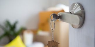 La adquisición de vivienda en el país se ha convertido en un reto importante para muchas personas. Por eso, ante la alta demanda de precios que hay en los diversos proyectos, muchos han optado buscar diversas alternativas para poder hacerse con su vivienda propia. Una de ellas es la compra de terrenos para la construcción de vivienda, la cual ha venido ganando terreno en preferencia de los ciudadanos. Destacando que datos que arroja FincaRaíz, durante el año de la pandemia (2020) se incrementó de manera considerable la búsqueda de lotes en sectores rurales, lo que manifiesta un interés alternativo que permite que se pueda cumplir el sueño de tener casa propia en zonas alejadas de la ciudad. Ante esta tendencia que cada vez está cobrando más fuerza, la caja de compensación Compensar, implementó un subsidio al que pueden aplicar los trabajadores afiliados que tienen un lote en Bogotá o zonas aledañas y que tengan como objetivo la construcción de vivienda en este lugar. Este programa otorga beneficios económicos en los cuáles Compensar desembolsa montos que van desde los 18 salarios mínimos mensuales legales vigentes para zonas construidas dentro de la capital del país y de 70 SMMLV para aquellos que su construcción se ejecute en zonas rurales. ¿Cómo acceder al subsidio para construcción de vivienda? Para quienes quieren aplicar al subsidio, deben tener en cuenta que existen algunas exigencias para el grupo familiar como para el terreno en el que se va a construir. Para ello, debe tener presente que el predio tiene que estar legalizado, disponer de servicios públicos, tener licencia de construcción, no presentar riesgos ambientales y principalmente, la habilitación para vivienda. Asimismo, habrá una exclusión en lotes rurales si forman parte de condominios. Por otro lado, los requisitos familiares lo primero que se debe hacer es ser afiliado a Compensar, tener ingresos totales iguales o inferiores a cuatro salarios mínimos mensuales legales vigentes, no ser propietario de más de un terreno y no haber recibido algún subsidio nacional de vivienda. Además, es necesario que demuestre la capacidad de aporte de por lo menos el 10 % del valor de la vivienda por medio de los recursos complementarios como créditos, cesantías, ahorros, entre otros. Recomendado: ¿Qué es un fideicomiso y cómo funciona para comprar una vivienda en Colombia? Según lo explicó Miguel Rodríguez, quien es coordinador del programa de vivienda de Compensar, el objetivo es generar un “apoyo a las familias para que conviertan un terreno en un hogar digno. Sabemos que esto puede representar desafíos financieros y con este subsidio buscamos aliviar la carga promoviendo el bienestar”. Así se puede postular al subsidio para construcción de vivienda El trámite para obtener el subsidio se da inicio con la inscripción en la plataforma de Compensar, Ahí se verificará que la persona que hace la solicitud junto con el predio cumpla con los requisitos que están establecidos. En caso de que la solicitud sea aprobada, el beneficiario debe elegir un constructor aliado el cual se encargará de ejecutar la obra. Además, gestionará las pólizas necesarias para que se ejecute el proyecto. Cuando se haga la finalización de la construcción de vivienda, esta será entregada al propietario. Gracias a iniciativas como esta, miles de colombianos han encontrado una vía para cumplir el sueño de tener una casa propia. Compensar no solo entrega recursos económicos, sino que también aporta un acompañamiento integral que garantiza que el proceso de construcción cumpla con estándares de calidad y sostenibilidad.