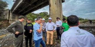 Gobernador de Antioquia y equipo evalúan afectaciones sobre el rio Tonusco