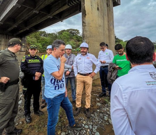 Gobernador de Antioquia y equipo evalúan afectaciones sobre el rio Tonusco