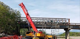 Puente metálico provisional en vía Medellín Urabá en río Tonusco