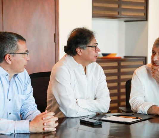 Reunión de William Camargo, Gustavo Petro y Juan Martín Caicedo