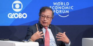 Gustavo Petro habla en un evento del Foro Económico Mundial en Davos, Suiza, de 2024