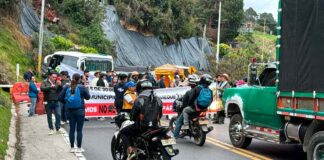 Así estuvo la protesta en La Calera este viernes afectando la movilidad en Bogotá.