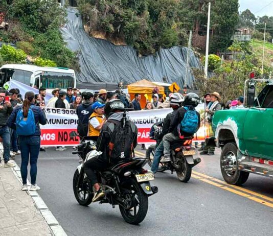 Así estuvo la protesta en La Calera este viernes afectando la movilidad en Bogotá.