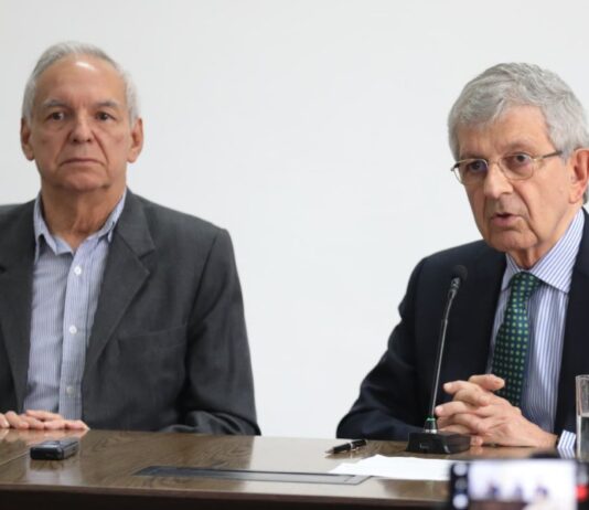 Ricardo Bonilla y Juan Martín Caicedo en rueda de prensa