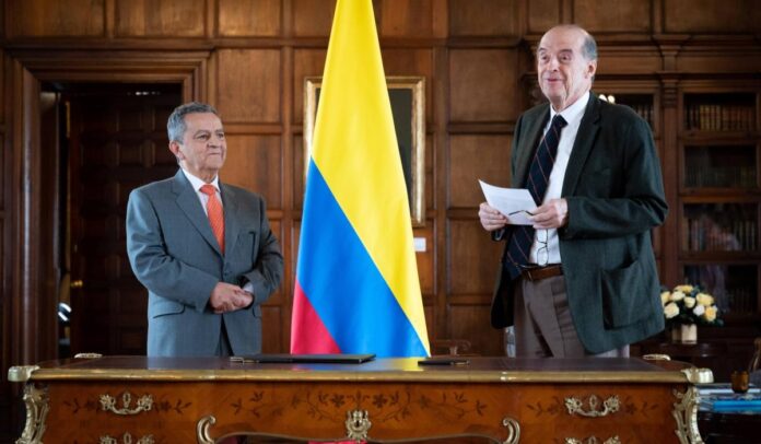 Secretario de la Cancillería; José Antonio Salazar y ministro de Relaciones Exteriores; Álvaro Leyva