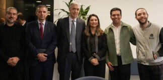 Miguel Largacha, presidente de Porvenir junto a algunos miembros de la Universidad del Rosario en el anuncio de 'Rosario Senior University'