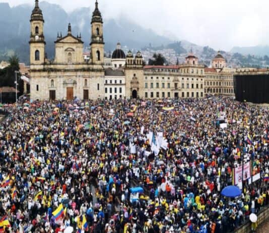 Balance de cuántas personas manifestaron contra Petro.