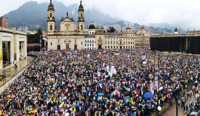 Balance de cuántas personas manifestaron contra Petro.