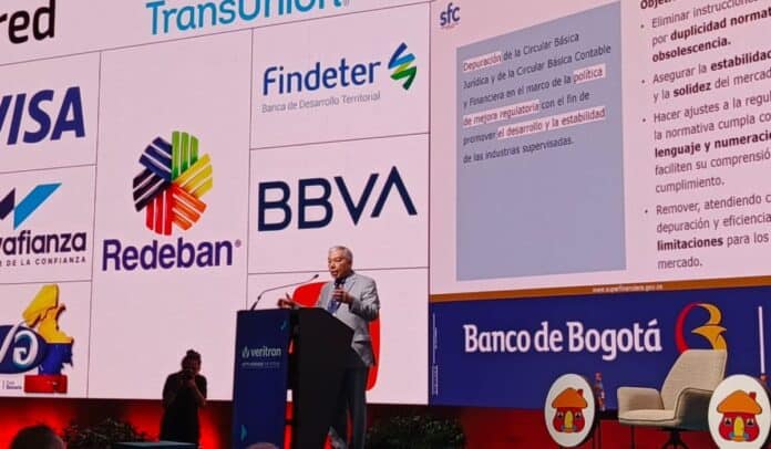 César Ferrari, superintendente financiero de Colombia