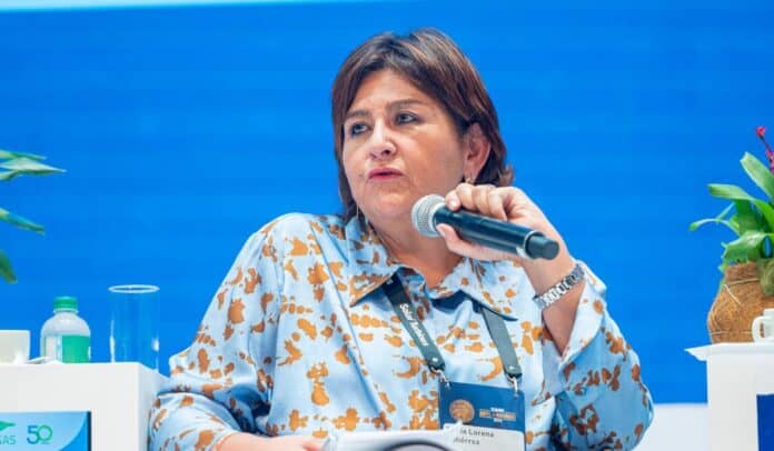 María Lorena Gutiérrez en un panel del Congreso de Naturgas