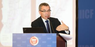 William Camargo, ministro de Transporte, habla en un evento en el que el gobierno Petro busca acompañamiento de China para construir trenes y metros