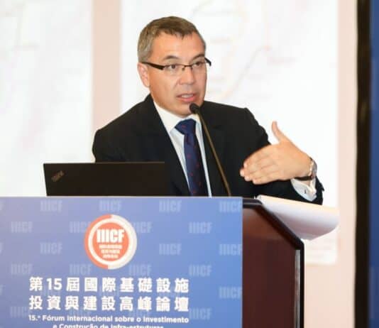 William Camargo, ministro de Transporte, habla en un evento en el que el gobierno Petro busca acompañamiento de China para construir trenes y metros