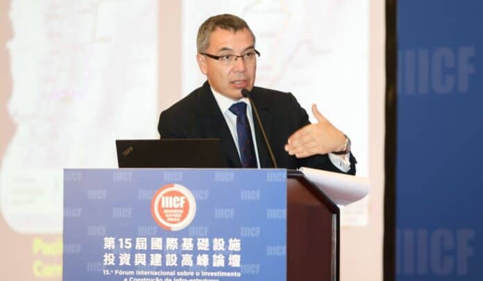 William Camargo, ministro de Transporte, habla en un evento en el que el gobierno Petro busca acompañamiento de China para construir trenes y metros
