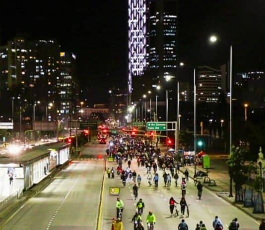 Ciclovía nocturna en Bogotá.