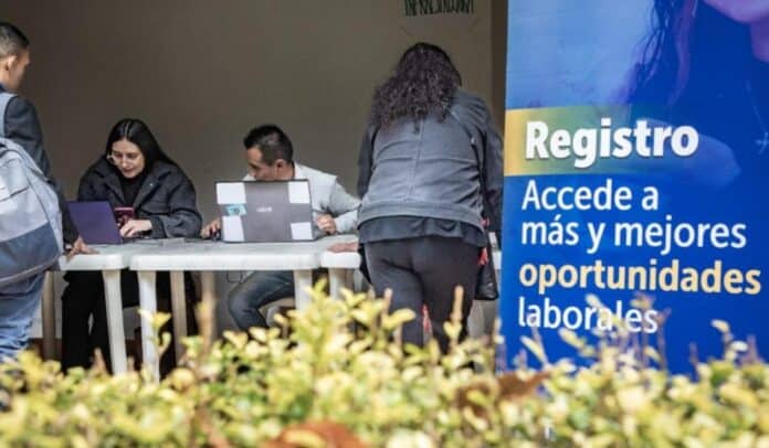 Vacantes de empleo en Bogotá, hay más de 900 pero vencen pronto.