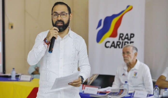 Andrés Camacho, ministro de Minas y Energía, en una reunión sobre tarifas de energía en el Caribe