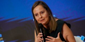 Helga María Rivas, ministra de Vivienda, en un foro de reactivación